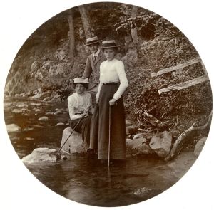 Hettie, James and Chrissie on a summer outing c.1901 © John Hannavy Hettie, James and Chrissie Masterton